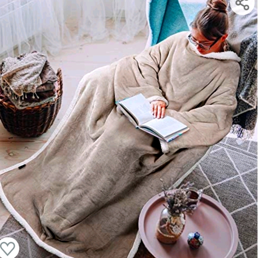 Deluxe sherpa wearable throw blanket